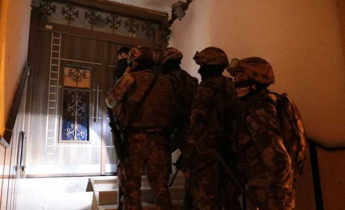 İstanbul Gaziosmanpaşa’da 50 farklı adreste uyuşturucu satıcılarına yönelik şafak vakti