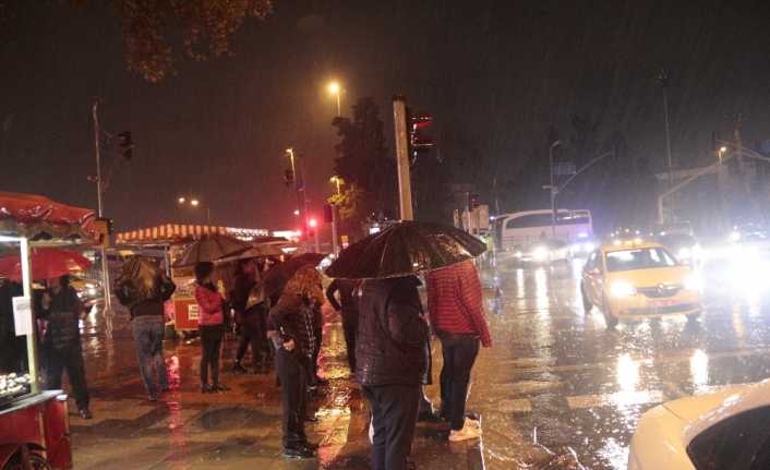 İstanbul Büyükşehir Belediyesinin yaptığı uyarının ardından sağanak yağış ve rüzgar