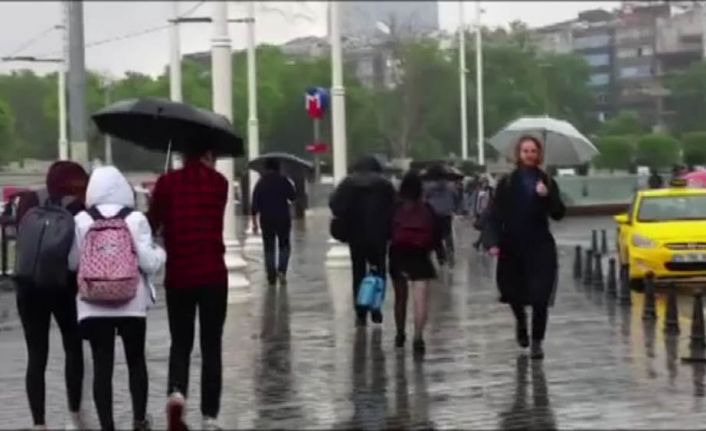 İstanbul’da şiddetli yağmur etkili oluyor. Yağmura hazırlıksız yakalanan vatandaşlar koşarak