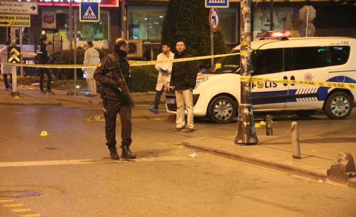 İstanbul Bahçelievler’de iki grup arasında çıkan silahlı kavgada biri polis