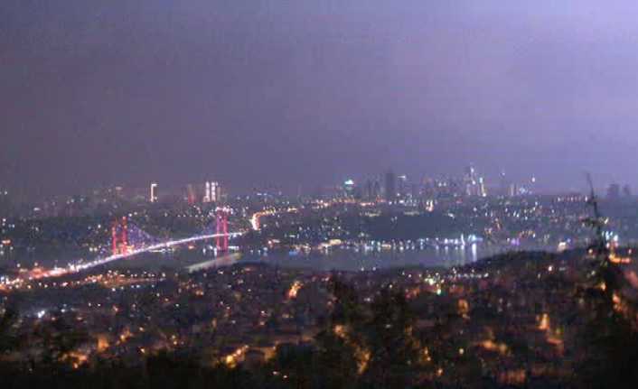 İstanbul’da beklenen yağışla birlikte başlayan şimşekler gökyüzünü aydınlattı. 