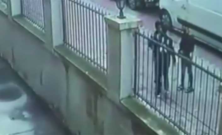 İstanbul Sultangazi’de yolda arkadaşı ile birlikte yürüyen bir kişi, arkadan