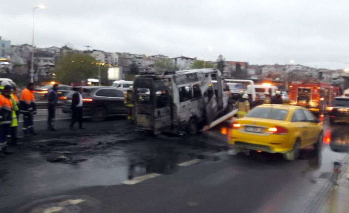 İstanbul’da Fatih sahil yolunda işçileri taşıyan servis minibüsü alev alev