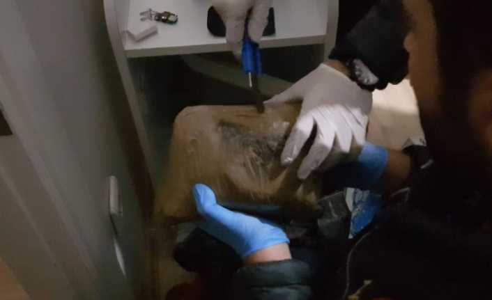 İstanbul Sütlüce’de zehir tacirlerinin kullandığı bir eve operasyon düzenleyen narkotimler,