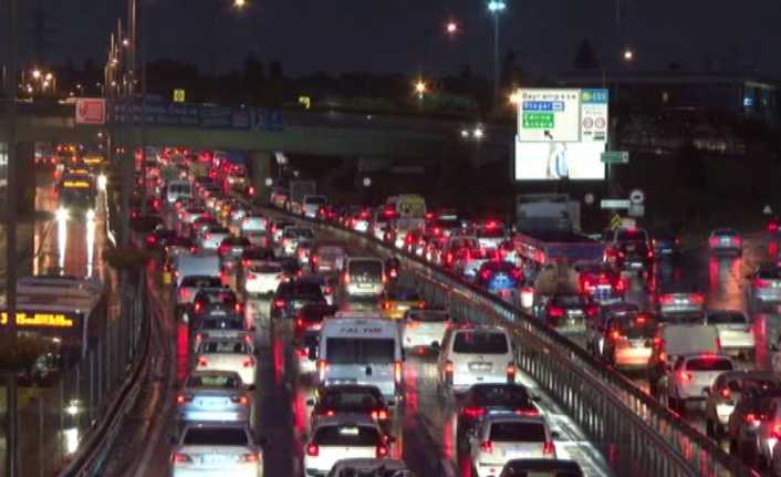 İstanbul’da etkisini sağanak yağış nedeniyle akşam saatlerinde trafik durma noktasına