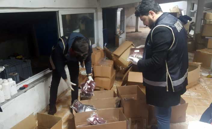 İstanbul Sultangazi’de polis ekiplerince kaçak tütün imalatıhanesine yapılan operasyonda 1