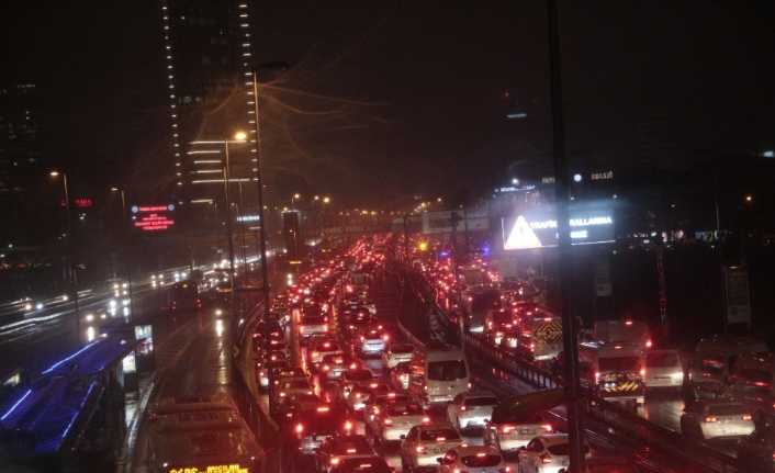 stanbul’da gün içerisinde aralıklarla etkili olan yağışın da etkisiyle E-5’te