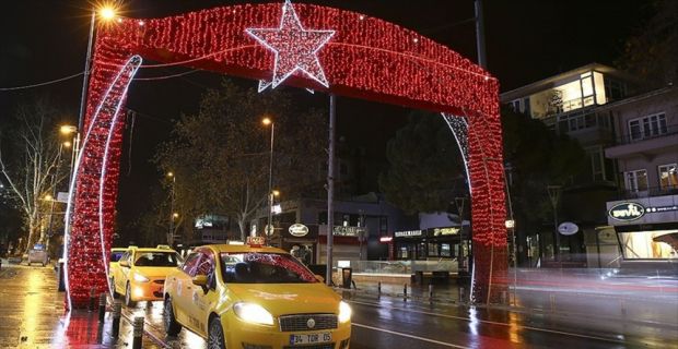 İstanbul'da yılbaşı önlemleri kapsamında Beyoğlu, Beşiktaş, Şişli ve Kadıköy'deki bazı