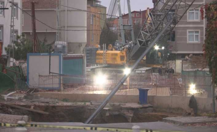 İstanbul Ümraniye’de metro yapımı çalışmasının sürdüğü yolda çökme meydana geldi.