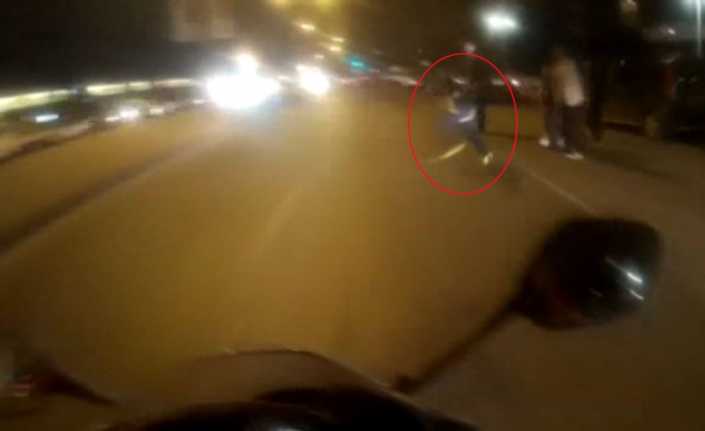 İstanbul’un Pendik ilçesinde yolun karşısına geçmeye çalışan genç seyir halindeki