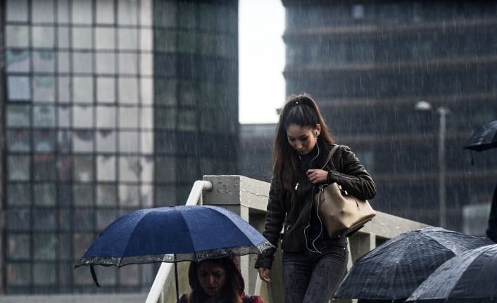 İstanbul’da iş çıkışı saatinde başlayan sağanak yağış hayatı olumsuz etkiledi.