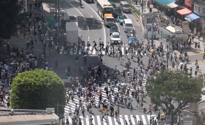 Japonya’nın başkenti Tokyo’nun simgelerinden olan Shibuya’daki yaya geçidinden tek seferde