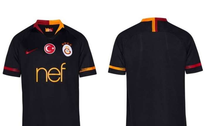Galatasaray yeni sezonda deplasmanda giyeceği siyah formayı görücüye çıkardı. 