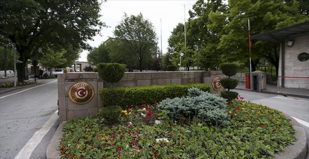 Meclise aranmadan makam araçlarıyla giren üst düzey bürokratların yer aldığı