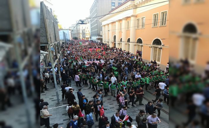 İstiklal Caddesi’nde toplanan yüzlerce kişi, ABD’nin skandal bir kararla büyükelçiliğini