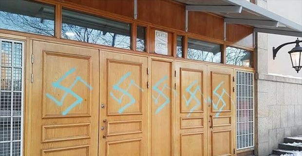 İsveç'in başkenti Stockholm'de ırkçı saldırıya hedef olan bir caminin kapısına