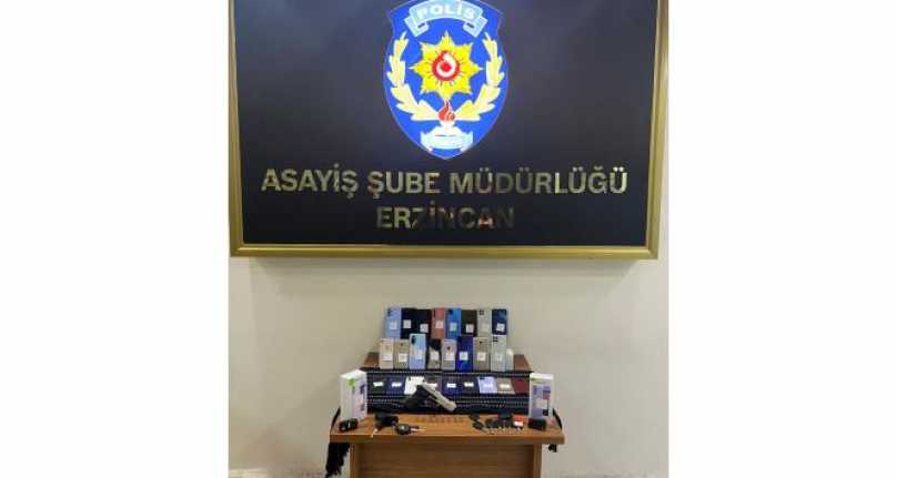 İşyerlerini Soyan Hırsız Tutuklandı Erzincan şehir merkezinde 4 işyerini soyan hırsızlık zanlısı yakalanarak, tutuklandı.
