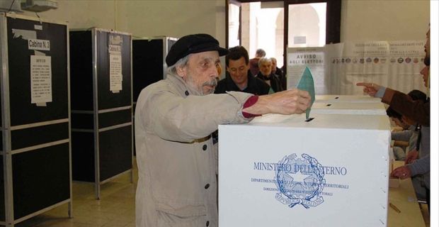 İtalya'da seçmenler, Temsilciler Meclisi ve Cumhuriyet Senatosunu belirlemek için oy