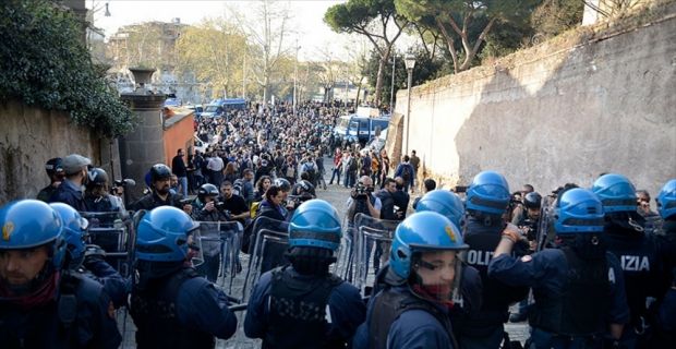 Aşırı sağcı Forza Nuova'nın Bologna'da yapacağı mitingi protesto eden öğrencilerle