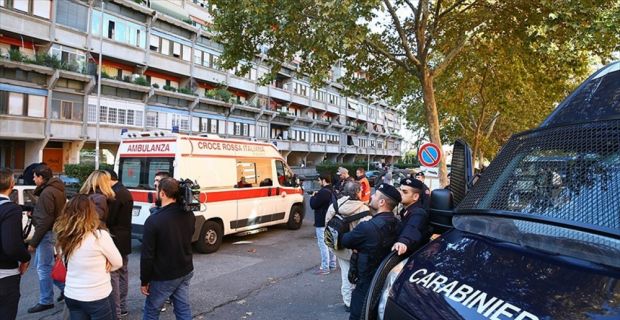 İtalya’nın Macerata kentinde bir arabadan çevreye açılan ateşle aralarında yabancı