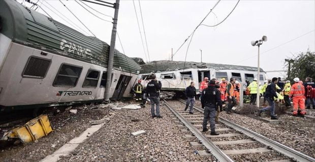 İtalya'nın Milano kentinde bir trenin raydan çıkmasıyla 2 kişinin öldüğü,