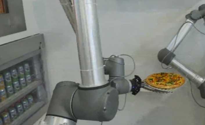 Fransa’da geliştirilen ve 30 saniyede pizza yapabilen Pazzi adlı robot,