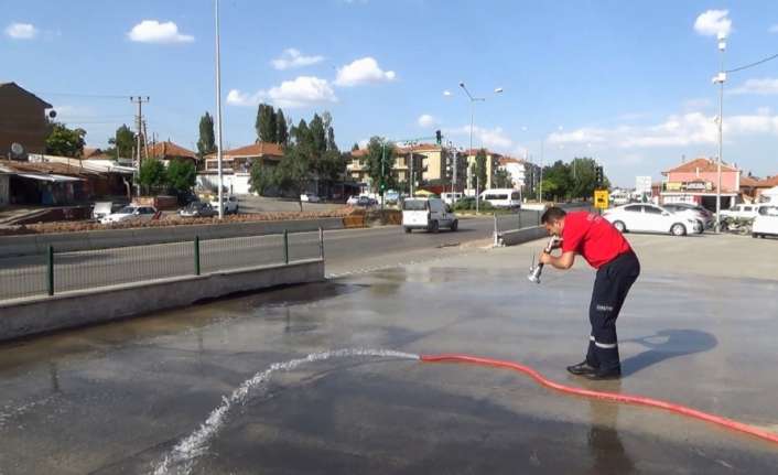 Kırıkkale’de bir itfaiye erinin su hortumunun hareketiyle yapmış olduğu dansı