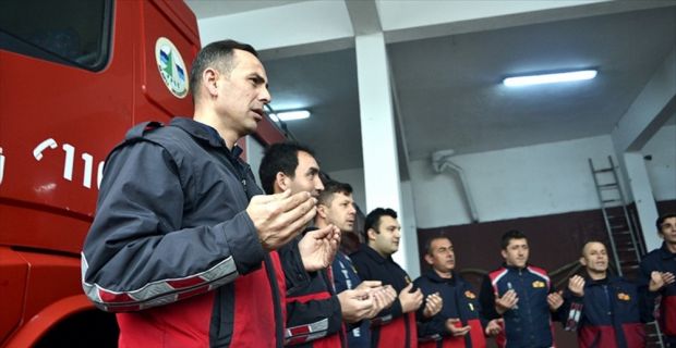 Zonguldak Alaplı'da itfaiye ekipleri, her sabah "itfaiyeci duası"nı okuyarak mesaiye