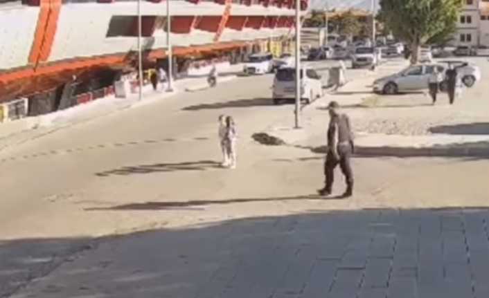 Erzincan Ali Kemali Caddesinde karşıdan karşıya geçmek isteyen 3 kız
