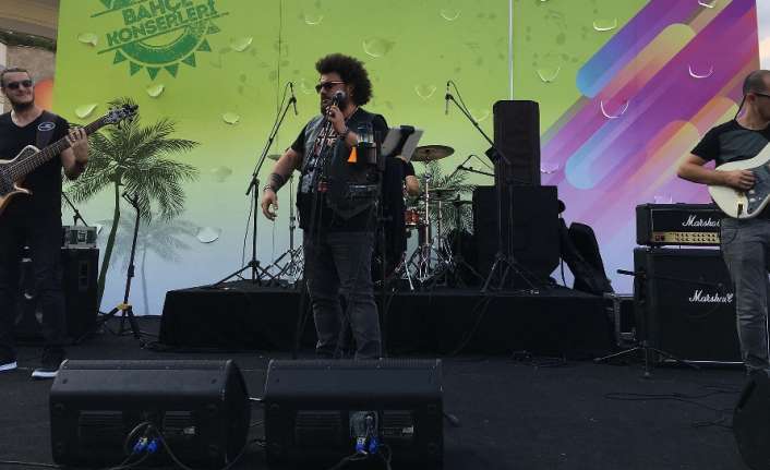 İzmir’de sahneye çıkan caz ve blues sanatçısı Can Gox, dinleyenlerine