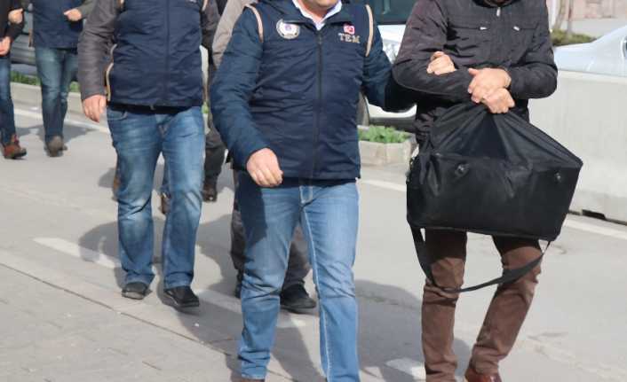 İzmir merkezli 5 ilde FETÖ’ye yönelik düzenlenen operasyonda, aralarında muvazzaf