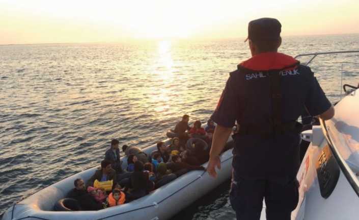 İçişleri Bakanlığından yapılan açıklamada, "İzmir’de 2 düzensiz göçmenin karada, 2