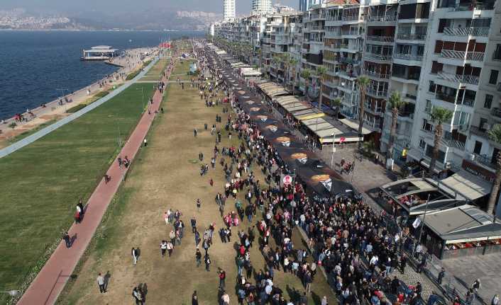 İzmir’de binlerce kişi Türkiye Cumhuriyeti’nin kurucusu Gazi Mustafa Kemal Atatürk’ün