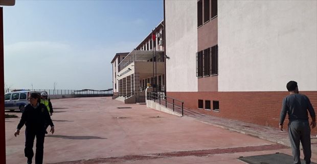 İzmir'in Gaziemir ilçesinde bir okulun kazan dairesinde meydana gelen patlamada