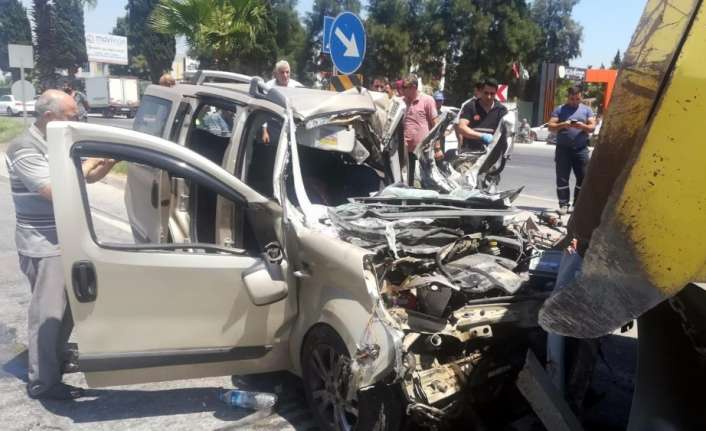 İzmir’in Torbalı ilçesinde meydana gelen feci trafik kazasında, hafif ticari
