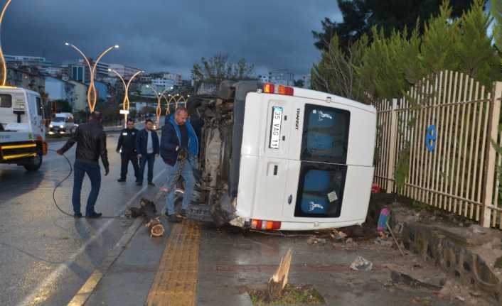 İzmir’in Aliağa ilçesinde işçileri taşıyan servisin devrilmesi sonucu 4 kişi