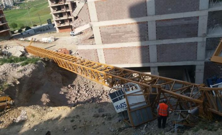 İzmir’in Menemen ilçesinde kule vincin devrilmesi sonucu vinç operatörü ağır