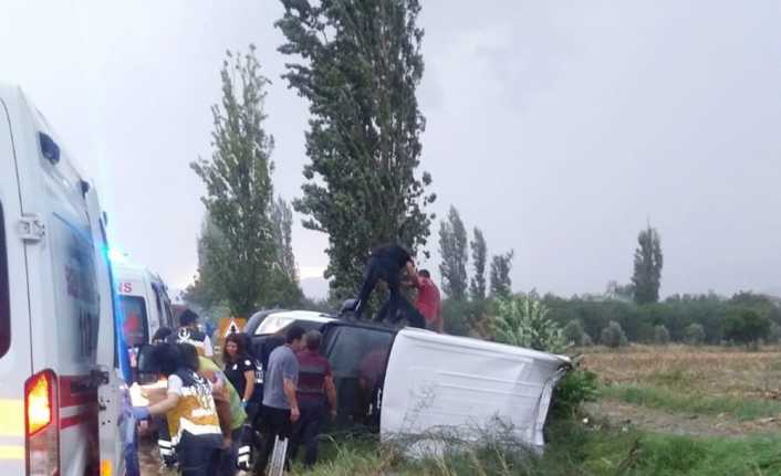 İzmir’in Ödemiş ilçesinde yağış sebebiyle bir minibüs devrilirken, minibüsün içinde