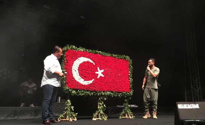 İzmir’in Menderes ilçesinde 30 Ağustos Zafer Bayramı kutlamaları renkli görüntülere