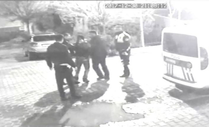 İzmir Dikili ilçesinde iki şahsın polis memurları tarafından tekme ve