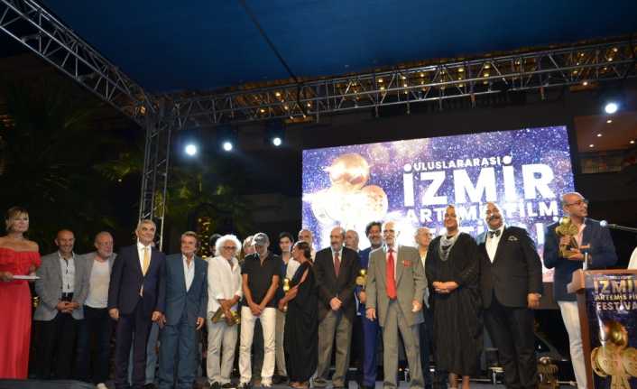 İzmir’de düzenlenen Uluslararası İzmir Artemis Film Festivali Ödül Töreni, ünlüler