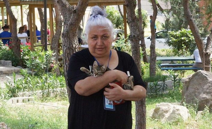 İzmir'de yaşayan hemşire Sema Altıntaş, mesai saatinde hastalarla ilgilenirken, hastane