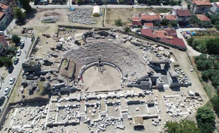 İznik’te bulunan Roma Tiyatrosu, İstanbul Kapı ve gölün içindeki bazilikanın