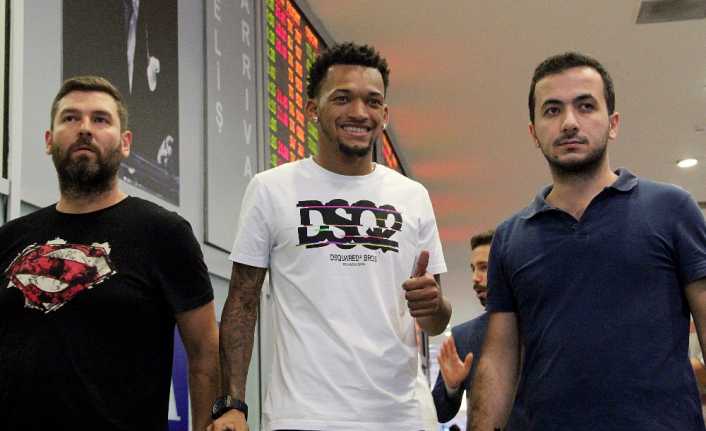 Fenerbahçe’nin yeni transferi Brezilyalı futbolcu Jailson, İstanbul’a geldi. 