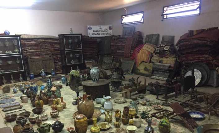 Manisa’nın Alaşehir ilçesinde, jandarma tarafından tarihi eser kaçakçılığına yönelik sürdürülen
