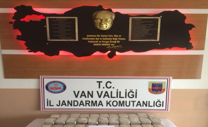 Van’da jandarma ekipleri tarafından bir tırda yapılan aramada 51 kilo