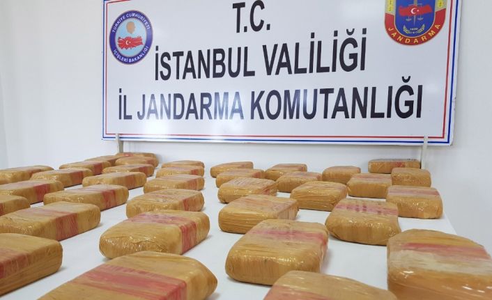 Jandarma ekipleri, yüklü miktarda uyuşturucuyu İstanbul’da satmaya hazırlanan zehir tacirlerine