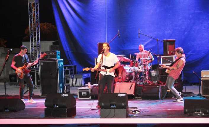 Türk rock müziğinin sevilen gruplarından Duman, Bodrum antik tiyatroda sahneye