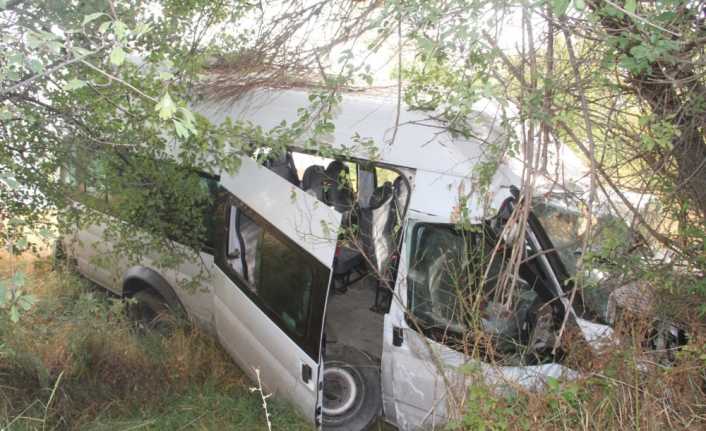 Elazığ’da kaçak göçmenleri taşıyan minibüs, şarampole girdi ve ağaca çarptı.