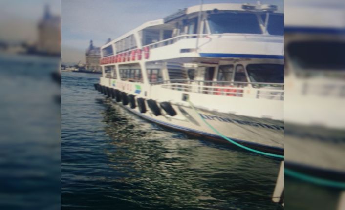 Kadıköy’de iskeleye yanaşan yolcu motorunun duramayarak beton duvara çarpması sonucu